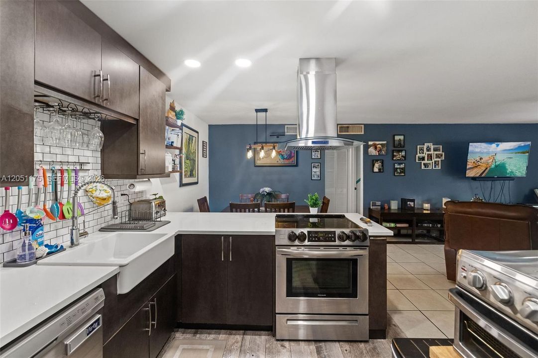 For Sale: $285,000 (2 beds, 2 baths, 1050 Square Feet)