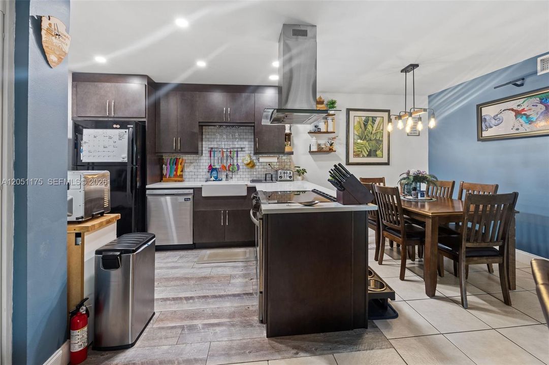 For Sale: $285,000 (2 beds, 2 baths, 1050 Square Feet)
