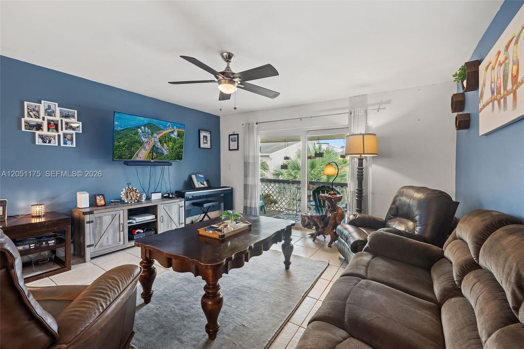 For Sale: $285,000 (2 beds, 2 baths, 1050 Square Feet)