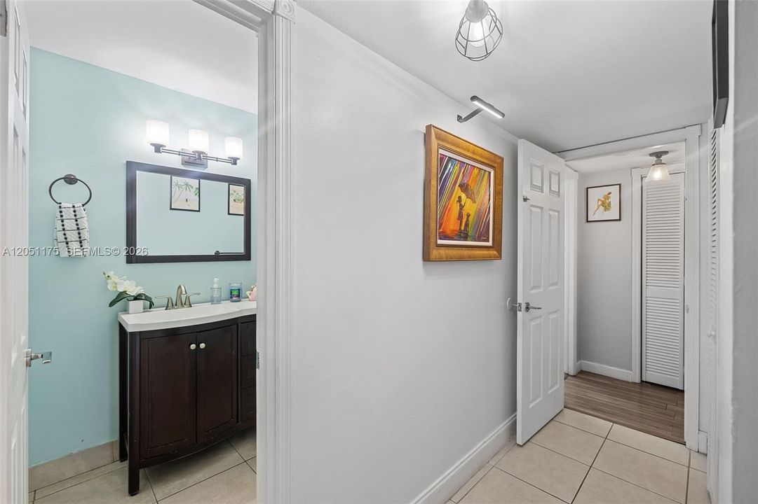 For Sale: $285,000 (2 beds, 2 baths, 1050 Square Feet)