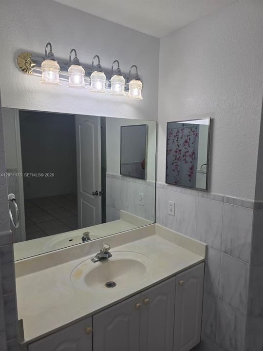 For Rent: $3,200 (3 beds, 2 baths, 1200 Square Feet)