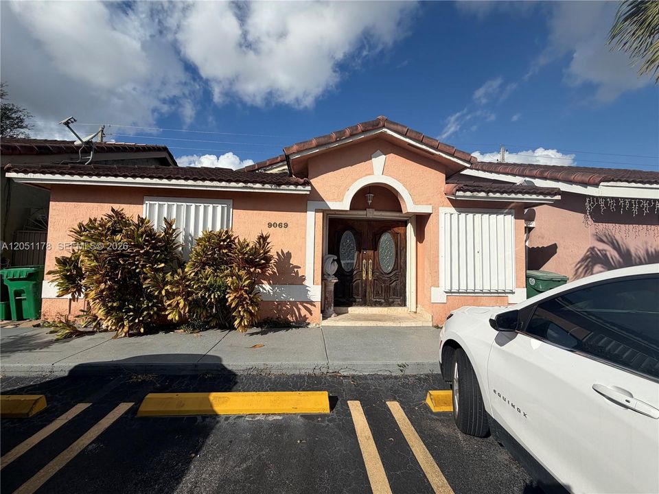 For Rent: $3,200 (3 beds, 2 baths, 1200 Square Feet)