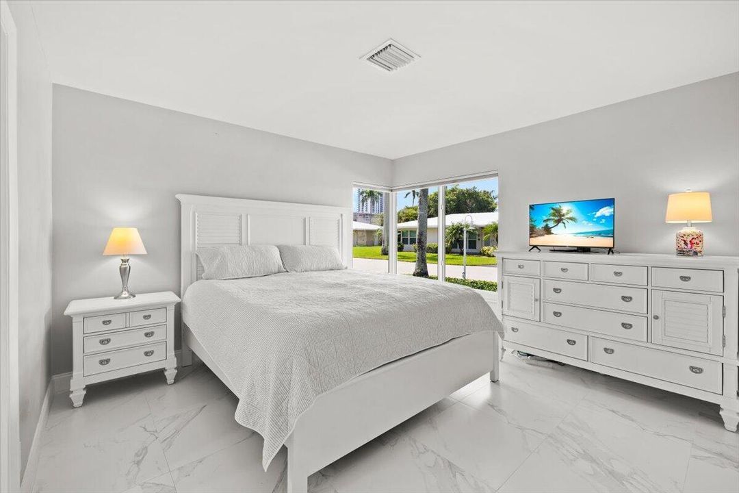 Bedroom w/ en suite