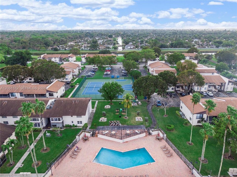 For Rent: $2,400 (2 beds, 2 baths, 1019 Square Feet)