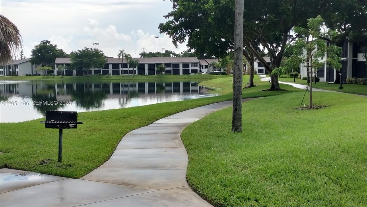 For Rent: $2,100 (2 beds, 2 baths, 890 Square Feet)