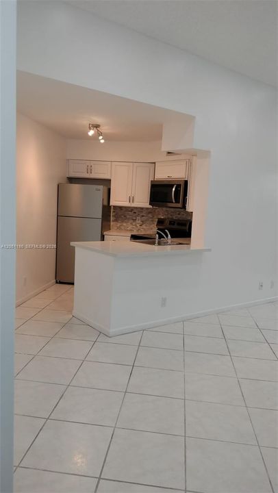 For Rent: $2,100 (2 beds, 2 baths, 890 Square Feet)