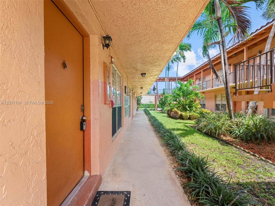 For Sale: $235,000 (1 beds, 1 baths, 544 Square Feet)