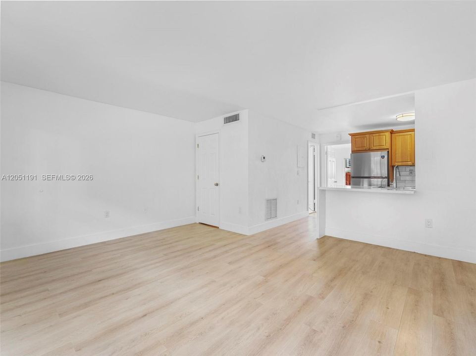 For Sale: $235,000 (1 beds, 1 baths, 544 Square Feet)