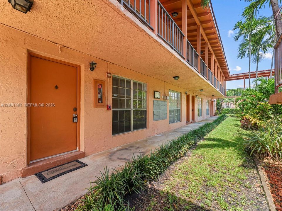 For Sale: $235,000 (1 beds, 1 baths, 544 Square Feet)