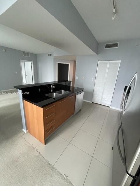 For Rent: $2,950 (1 beds, 2 baths, 989 Square Feet)