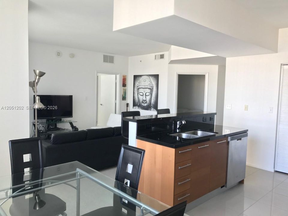 For Rent: $2,950 (1 beds, 2 baths, 989 Square Feet)
