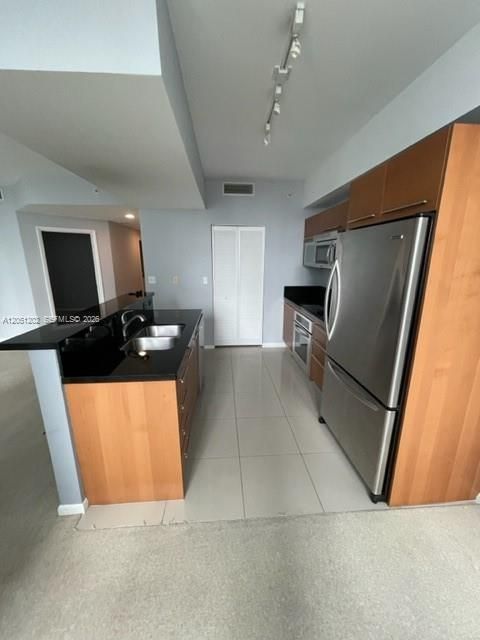 For Rent: $2,950 (1 beds, 2 baths, 989 Square Feet)