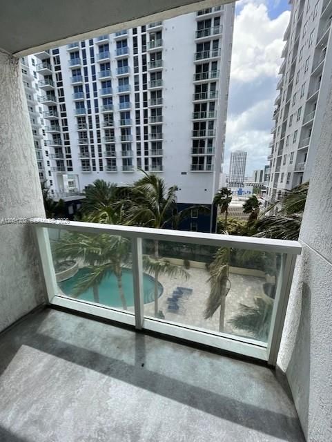 For Rent: $2,950 (1 beds, 2 baths, 989 Square Feet)