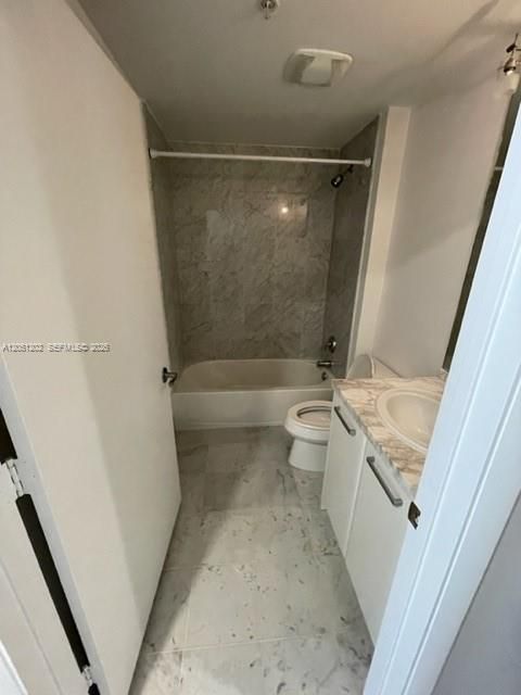 For Rent: $2,950 (1 beds, 2 baths, 989 Square Feet)
