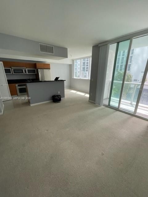 For Rent: $2,950 (1 beds, 2 baths, 989 Square Feet)