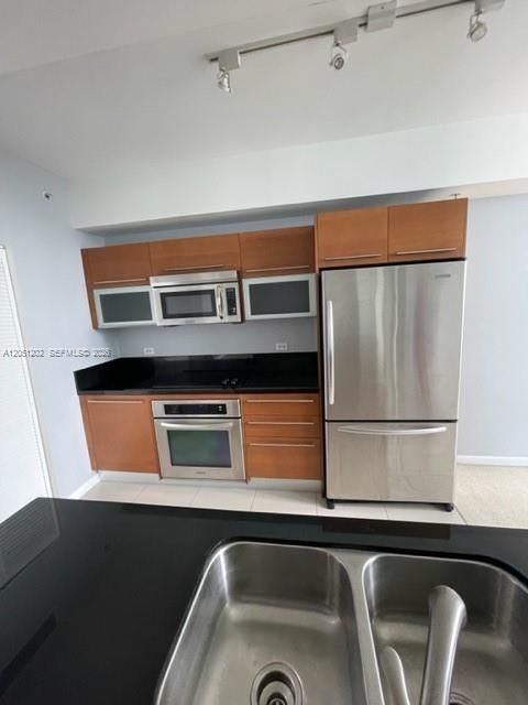 For Rent: $2,950 (1 beds, 2 baths, 989 Square Feet)
