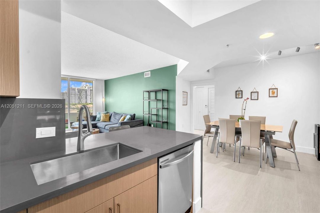 For Sale: $525,000 (2 beds, 2 baths, 1074 Square Feet)