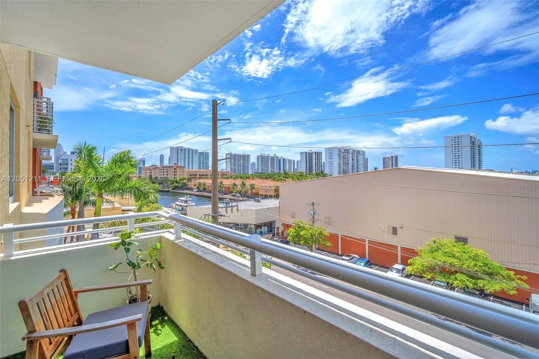 For Sale: $525,000 (2 beds, 2 baths, 1074 Square Feet)