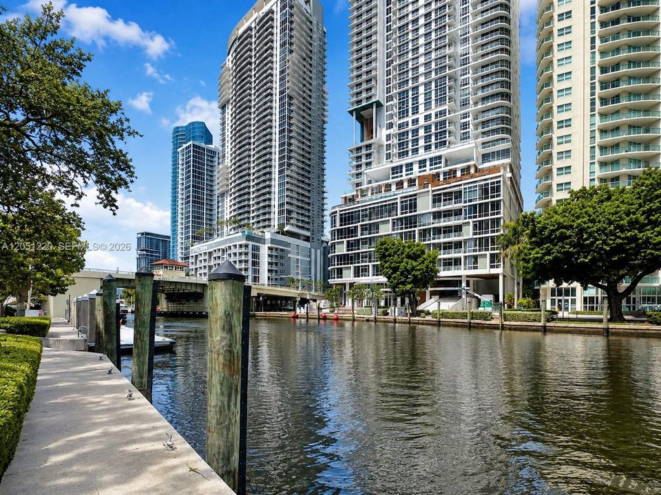 For Sale: $469,000 (2 beds, 2 baths, 1246 Square Feet)