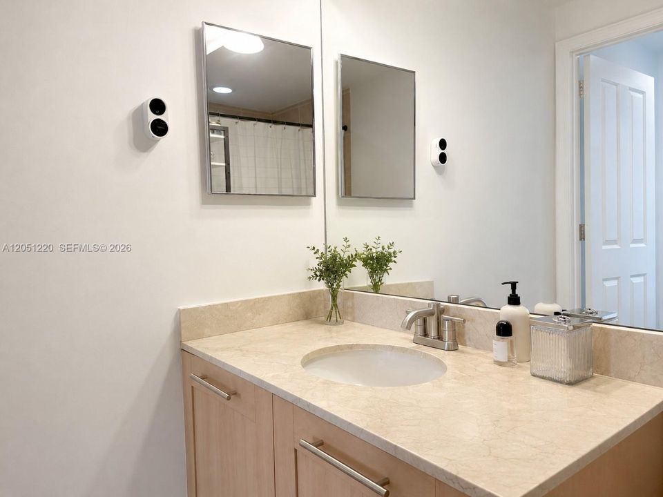 For Sale: $469,000 (2 beds, 2 baths, 1246 Square Feet)