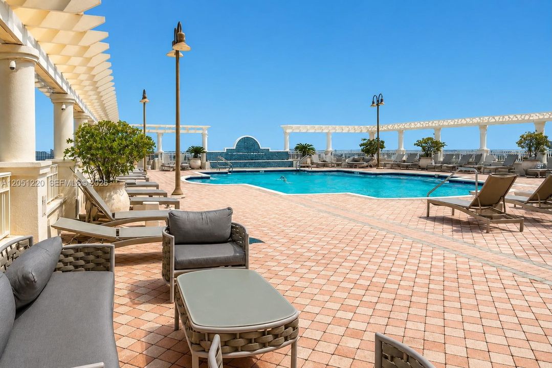For Sale: $469,000 (2 beds, 2 baths, 1246 Square Feet)