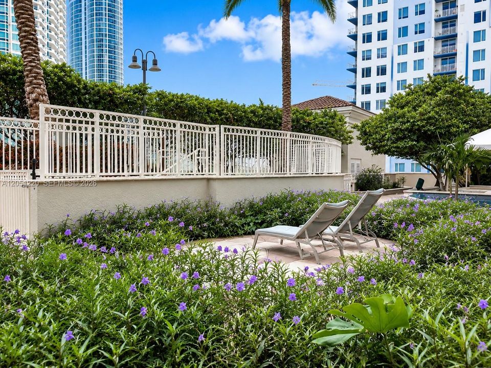 For Sale: $469,000 (2 beds, 2 baths, 1246 Square Feet)