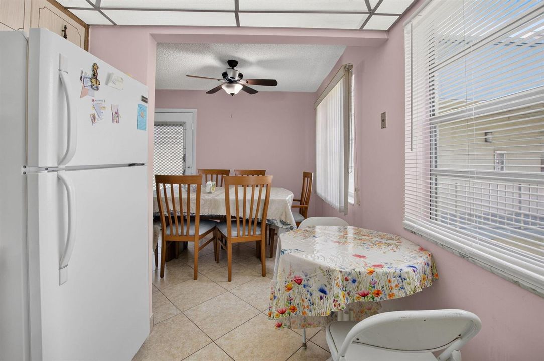 KITCHEN / DINING