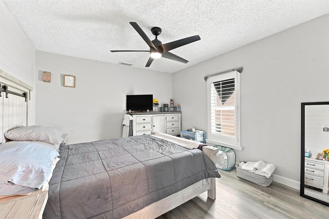 22_bedroom