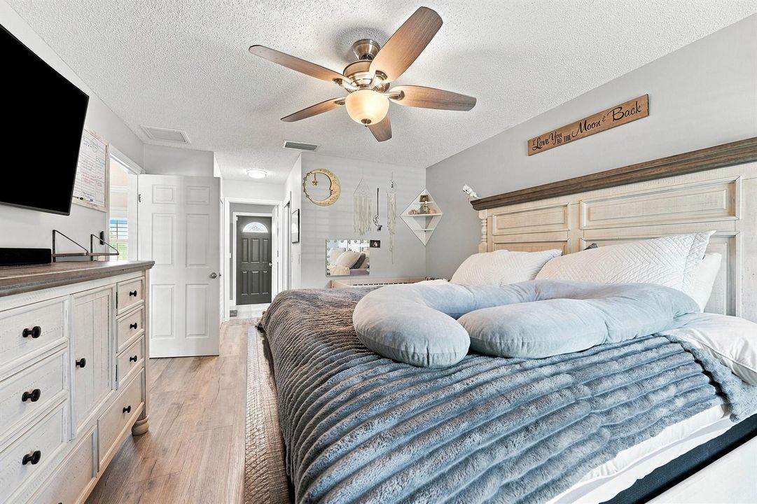 17_primary bedroom