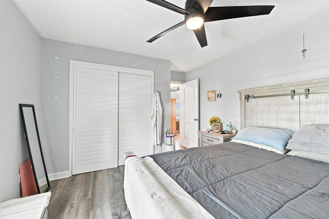 23_bedroom