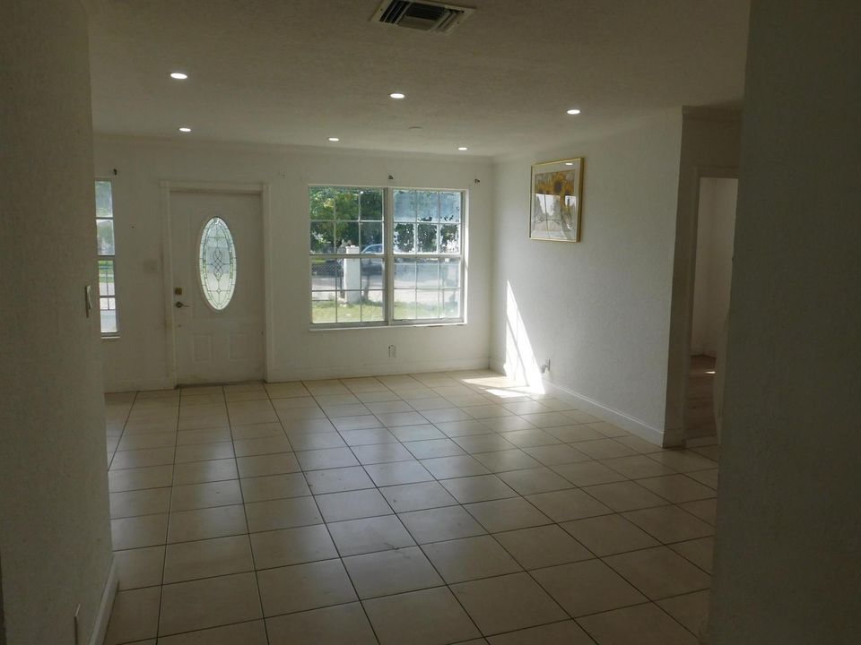 2251 NW 29TH TERR - LIVING3