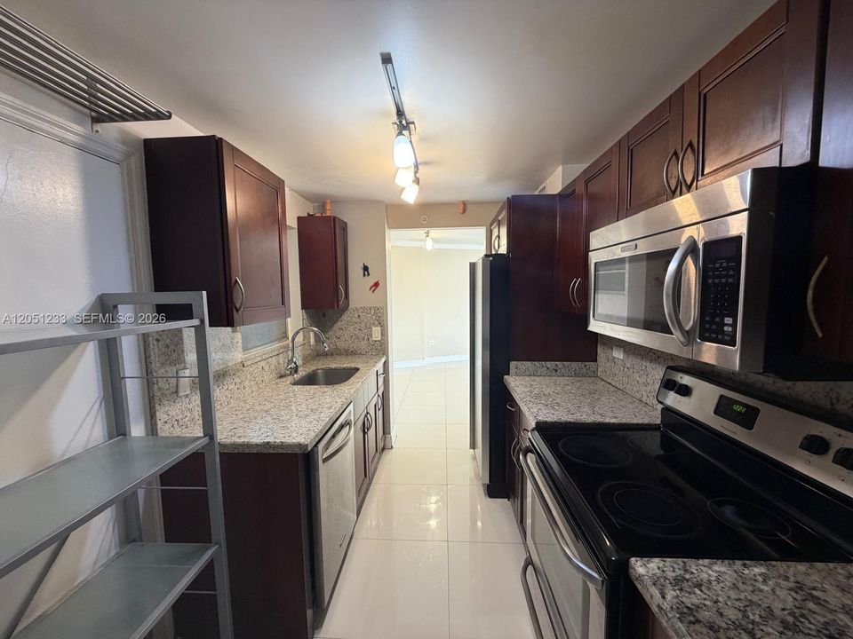 For Rent: $3,000 (2 beds, 2 baths, 940 Square Feet)