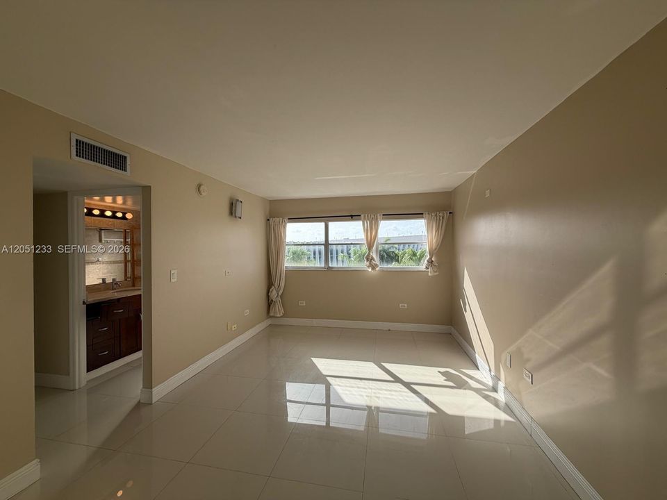 For Rent: $3,000 (2 beds, 2 baths, 940 Square Feet)