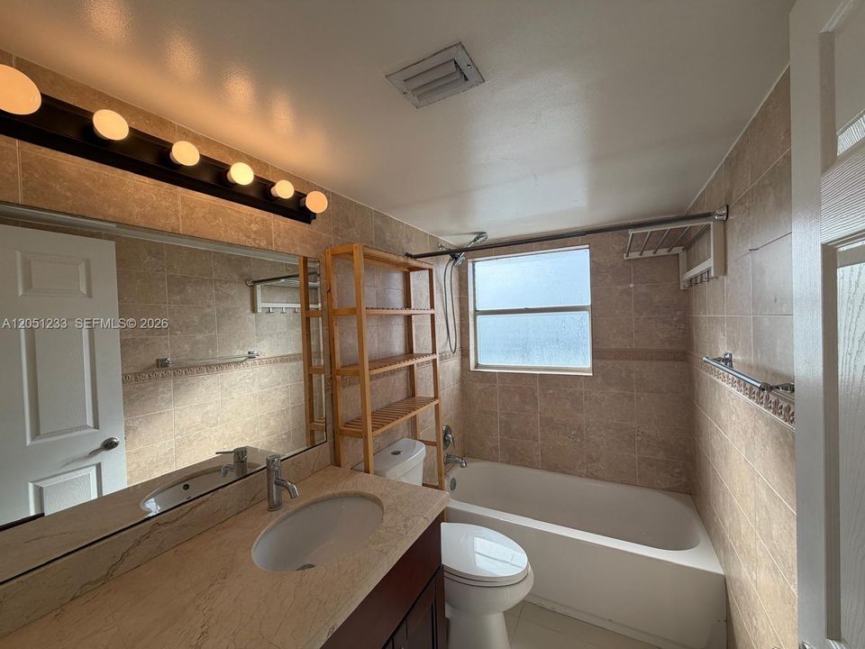 For Rent: $3,000 (2 beds, 2 baths, 940 Square Feet)