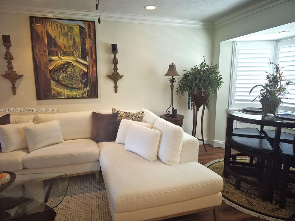 For Sale: $375,000 (2 beds, 1 baths, 800 Square Feet)