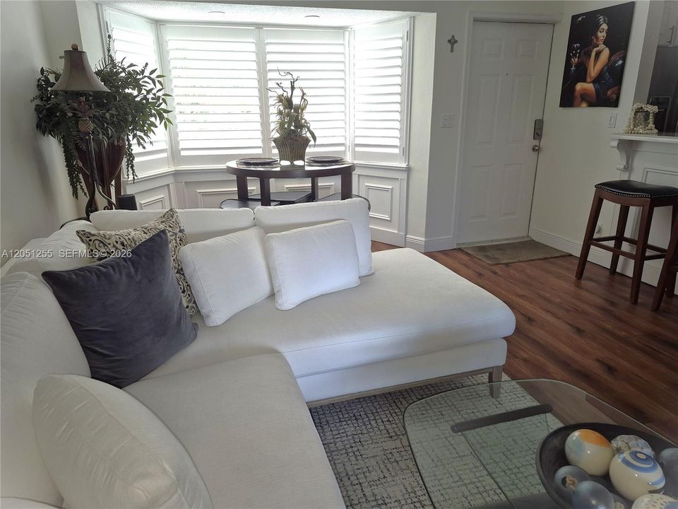 For Sale: $375,000 (2 beds, 1 baths, 800 Square Feet)