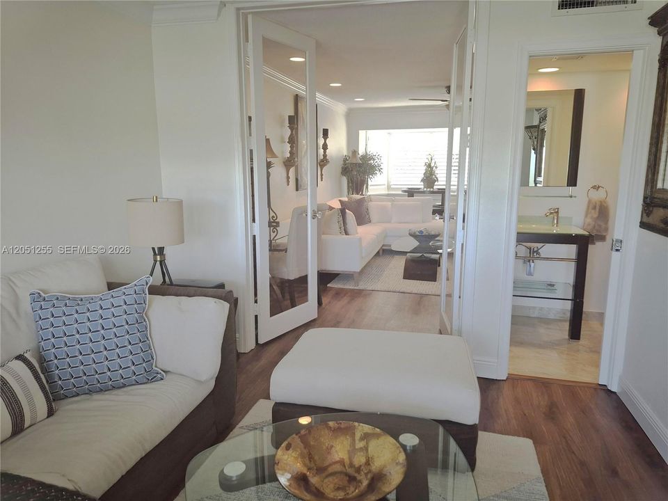 For Sale: $375,000 (2 beds, 1 baths, 800 Square Feet)