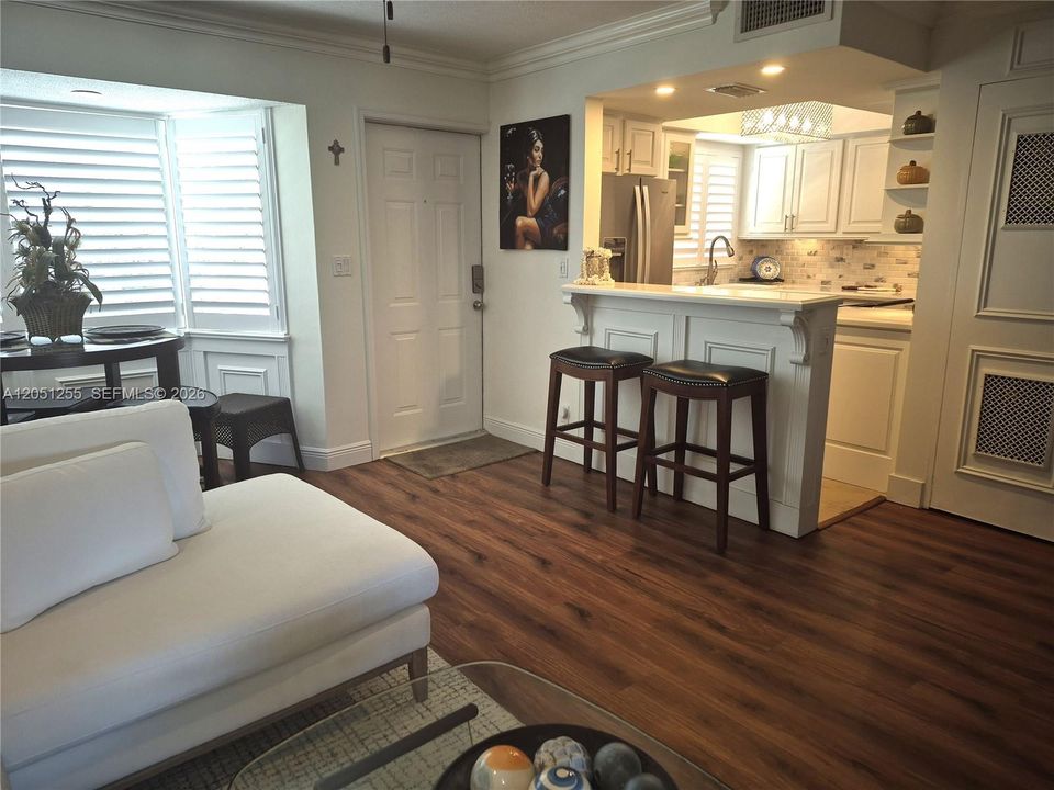 For Sale: $375,000 (2 beds, 1 baths, 800 Square Feet)
