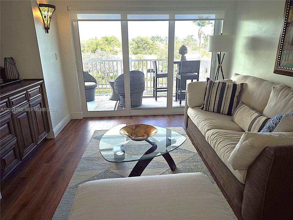 For Sale: $375,000 (2 beds, 1 baths, 800 Square Feet)