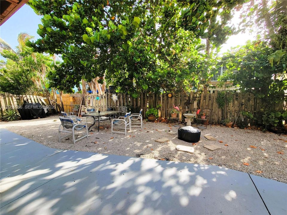 For Rent: $1,600 (2 beds, 1 baths, 2808 Square Feet)