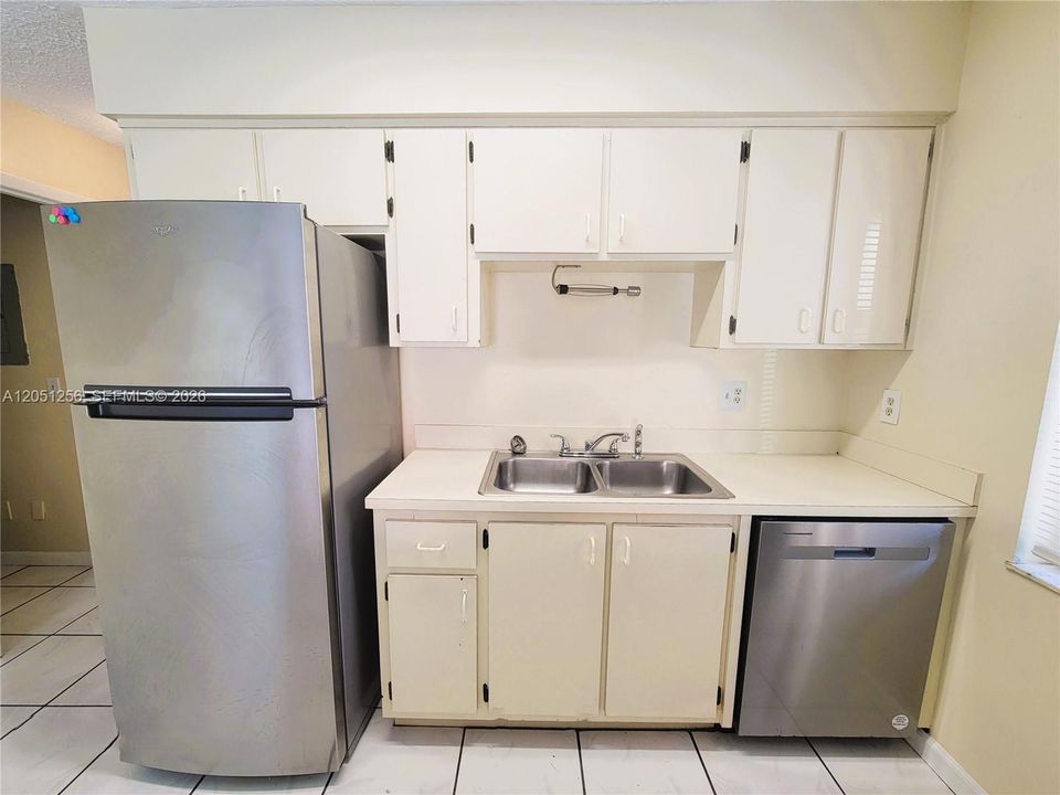 For Rent: $1,600 (2 beds, 1 baths, 2808 Square Feet)