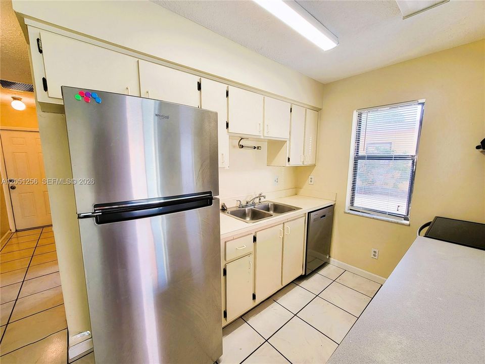 For Rent: $1,600 (2 beds, 1 baths, 2808 Square Feet)