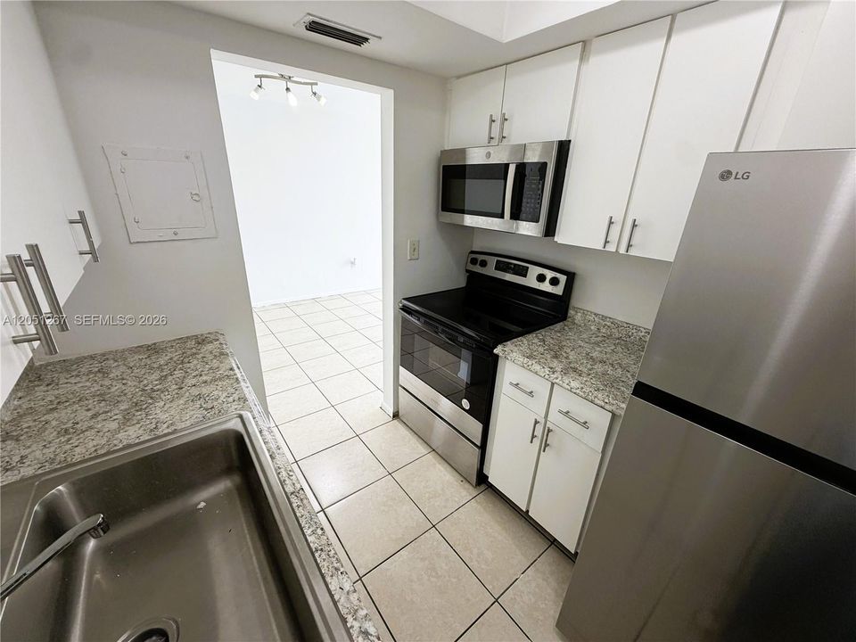 For Rent: $1,800 (1 beds, 1 baths, 635 Square Feet)
