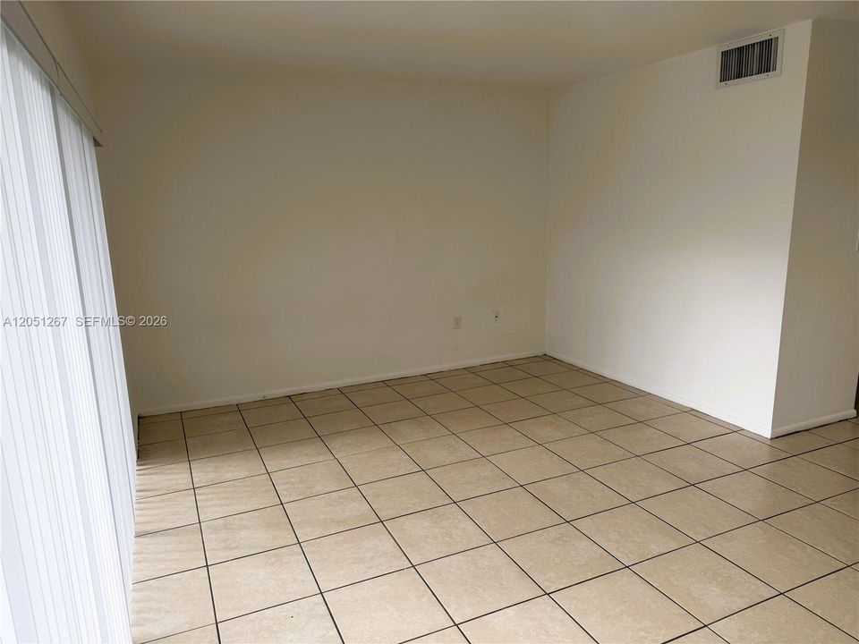 For Rent: $1,800 (1 beds, 1 baths, 635 Square Feet)