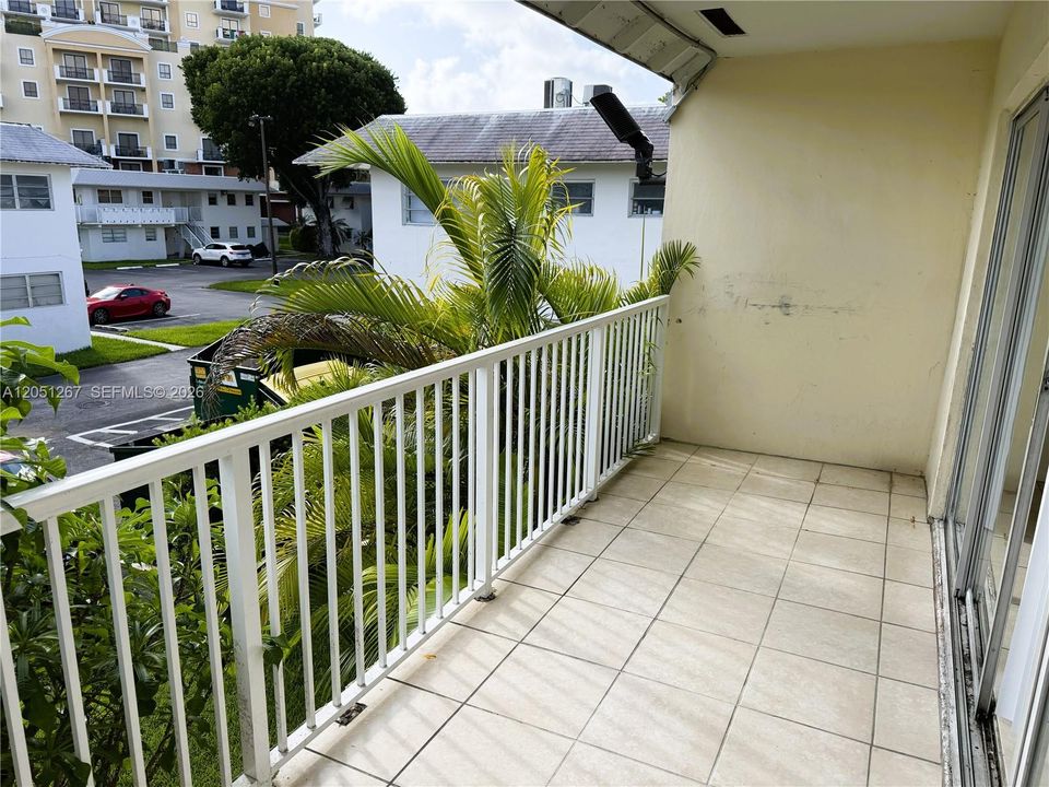 For Rent: $1,800 (1 beds, 1 baths, 635 Square Feet)