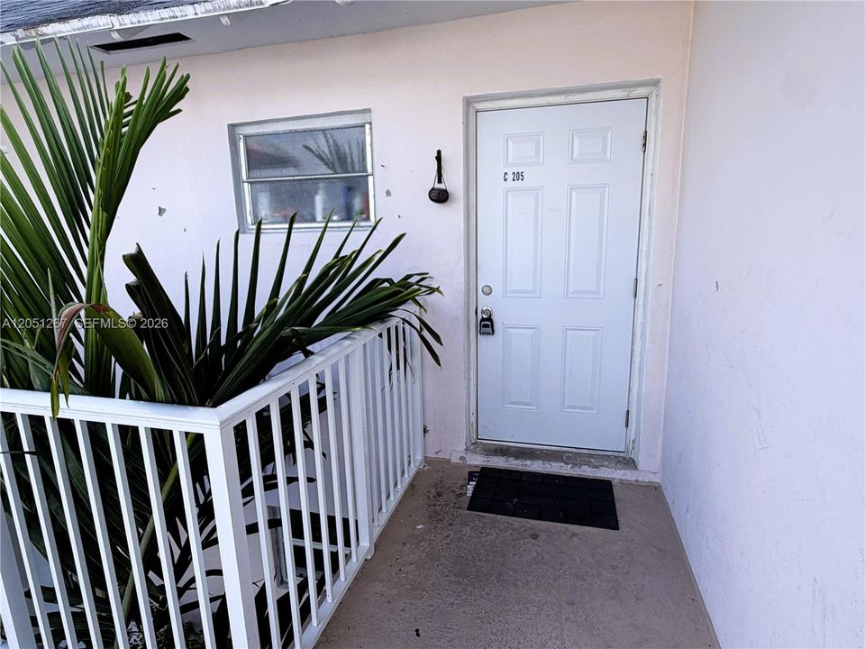 For Rent: $1,800 (1 beds, 1 baths, 635 Square Feet)