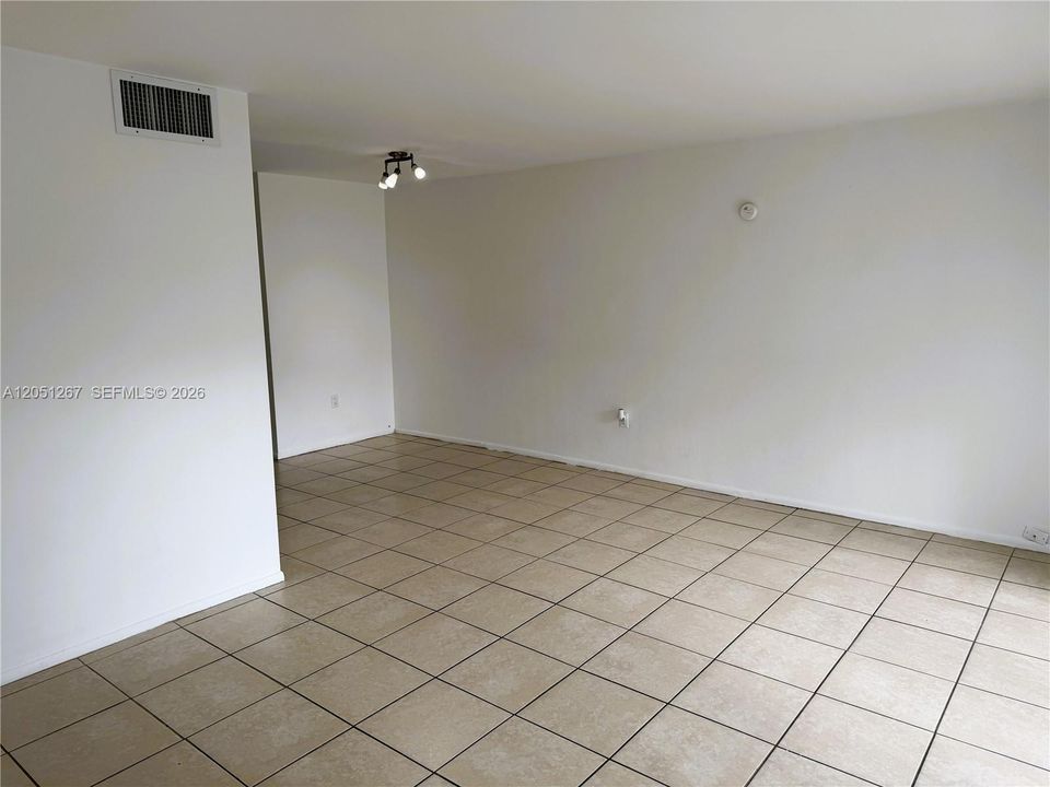 For Rent: $1,800 (1 beds, 1 baths, 635 Square Feet)