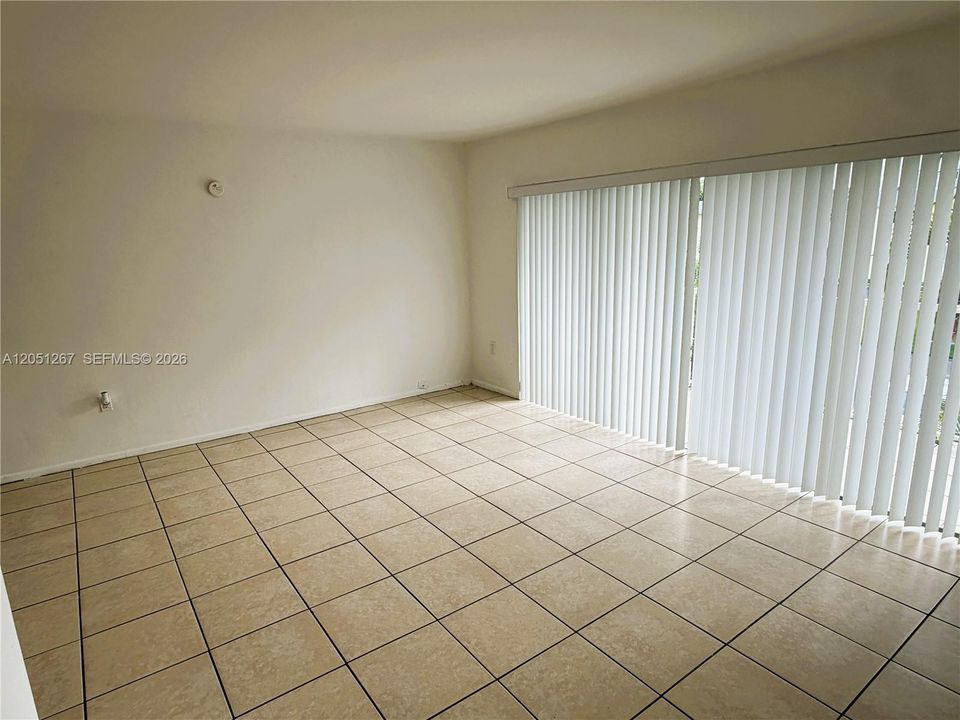 For Rent: $1,800 (1 beds, 1 baths, 635 Square Feet)
