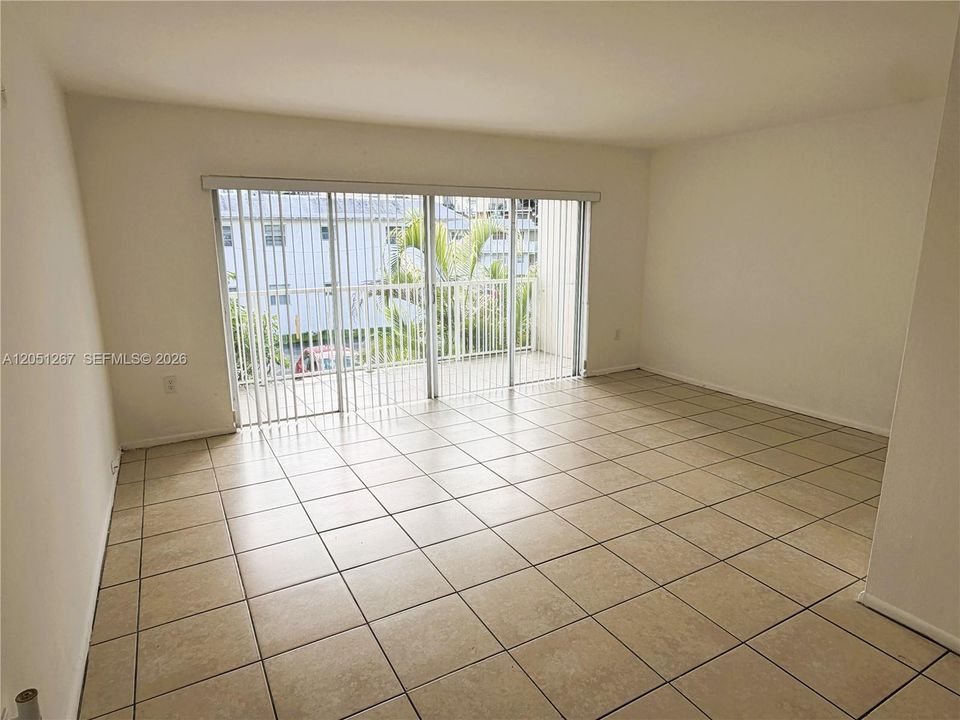 For Rent: $1,800 (1 beds, 1 baths, 635 Square Feet)