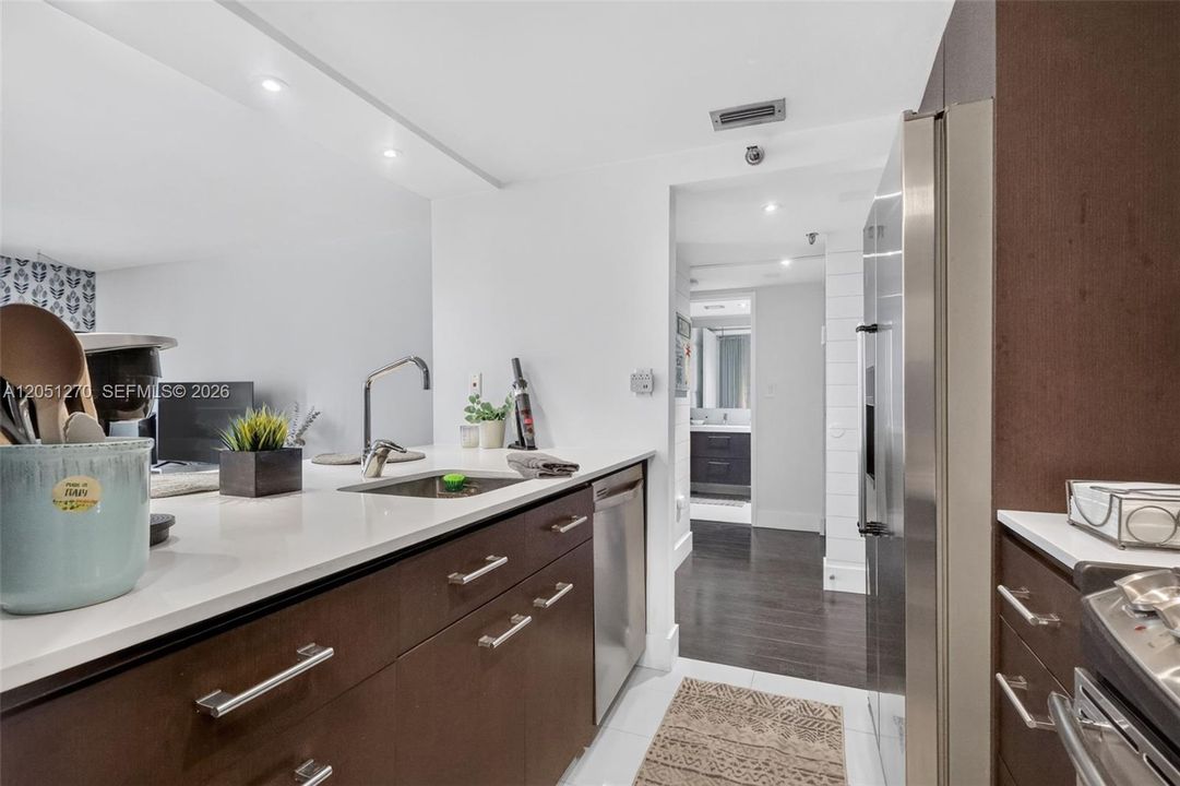 For Sale: $330,000 (2 beds, 2 baths, 848 Square Feet)